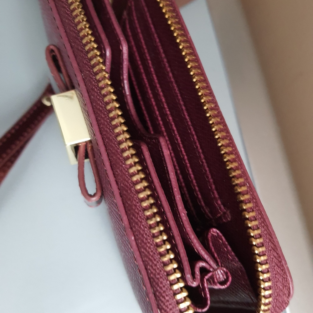 Ivanka Trump Wallet - Picture 4 of 4